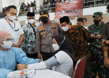 Rektor Uin Maliki dan Forkopimda melihat vaksinasi mahasiswa