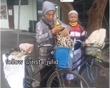 Sulastri saat mengantar anaknya, Ipul mengikuti lomba karate. Foto: tangkapan layar video viral