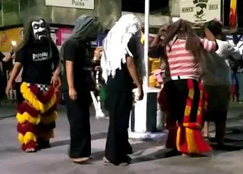 Pertunjukan Dongkrek di dusun Kepel, desa Banjarsari, Kabupaten Madiun pada Selasa malam (31/9/2021)/tugu malang