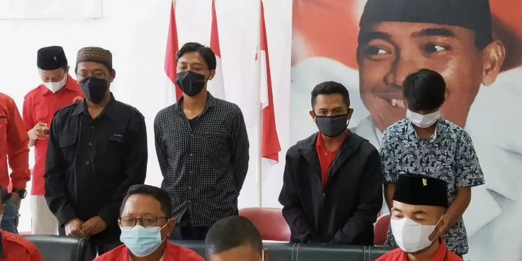 Kedua pelaku didampingi orang tuanya saat memberikan klarifikasi dan permintaan maaf. Foto: Ulul Azmy