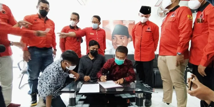Ketua DPC PDIP Kota Batu, Punjul Santoso, bersama pelaku vandalisme didampingi orang tuanya menandatangani surat perdamaian, pada Kamis (2/9/2021). Foto: Ulul Azmy