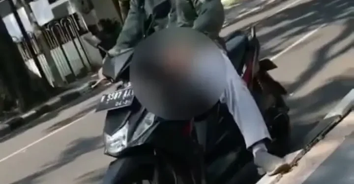 Pria bermotor yang diduga pamer kemaluan ke perempuan di Kota Malang. Foto: Istimewa