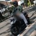 Pria bermotor yang diduga pamer kemaluan ke perempuan di Kota Malang. Foto: Istimewa