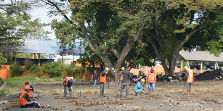 Sejumlah pekerja mulai menggarap lahan relokasi yang ada di barat Stadion Brantas Kota Batu, pada Kamis (2/9/2021). Foto: Ulul Azmy
