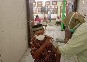 Seorang lansia di Kota Batu tengah menjalani vaksinasi COVID-19. Foto: M Sholeh