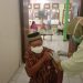 Seorang lansia di Kota Batu tengah menjalani vaksinasi COVID-19. Foto: M Sholeh