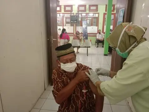 Seorang lansia di Kota Batu tengah menjalani vaksinasi COVID-19. Foto: M Sholeh