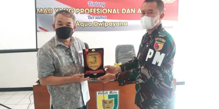 Pakar Komunikasi dan Motivator Nasional Dr Aqua Dwipayana menerima kenang-kenangan dari DandenpomV/1 Madiun Mayor Cpm Dahnial Hendra Lukmana. Foto: dok