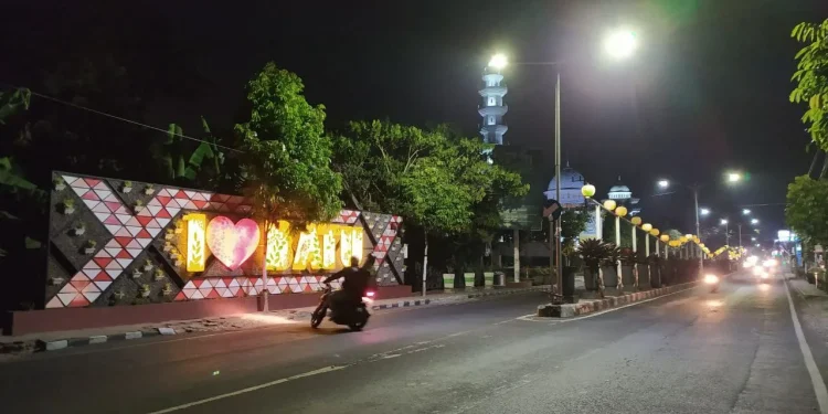 Hanya ada sejumlah titik lampu PJU di Kota Batu yang akan dibiarkan menyala, seperti di Jalan Pattimura ini. Foto: Ulul Azmy