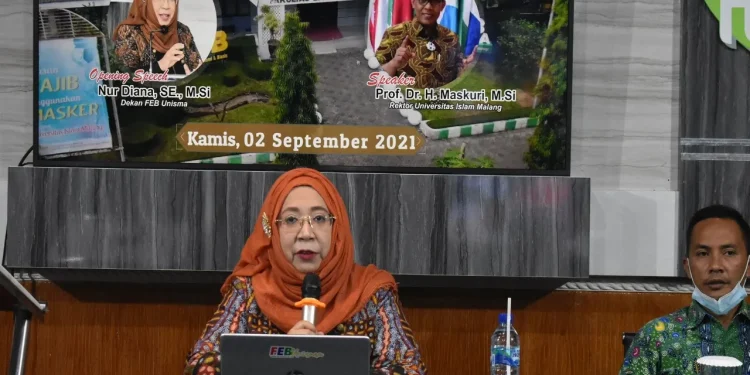 Dekan FEB Unisma, Nur Diana, memberikan sambutan dalam Leadership and Management Series bertajuk Kepemimpinan Rahmatan Lil Alamin. Foto: dok