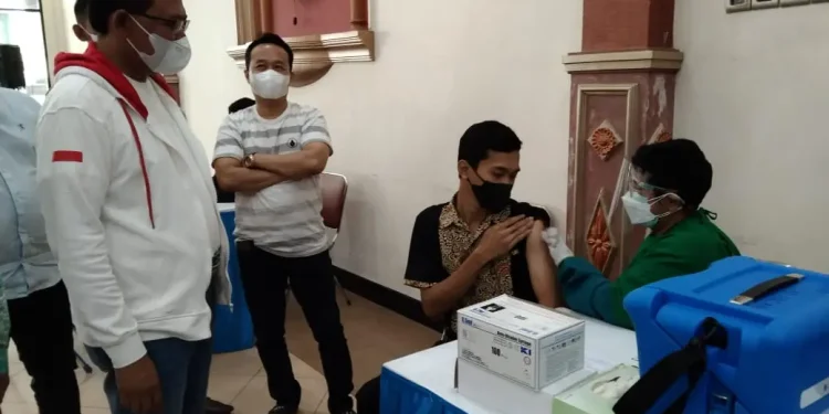 Anggota komisi IX DPR RI, Gus Ali (jaket putih), saat memantau pelaksanaan vaksinasi COVID-19. Foto: Rizal Adhi