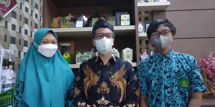 Dari kiri: Nurisna Anara Mughni Rayyan dan Moch Alfarizky Harya Putra, siswa MTsN 1 Kota Malang yang raih puluhan medali olimpiade tingkat internasional bersama Kepala MTsN 1 Kota Malang Drs Samsudin MPd (tengah). Foto: dok