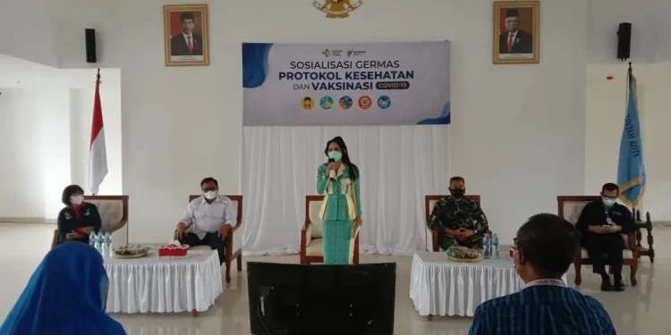 Anggota Komisi IX DPR RI, Krisdayanti, memberikan sambutan dalam sosialisasi Germas prokes dan vaksinasi COVID-19. Foto: M Sholeh