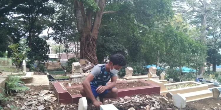 Salah satu penggali kubur di TPU Ngujil. Foto: M Sholeh