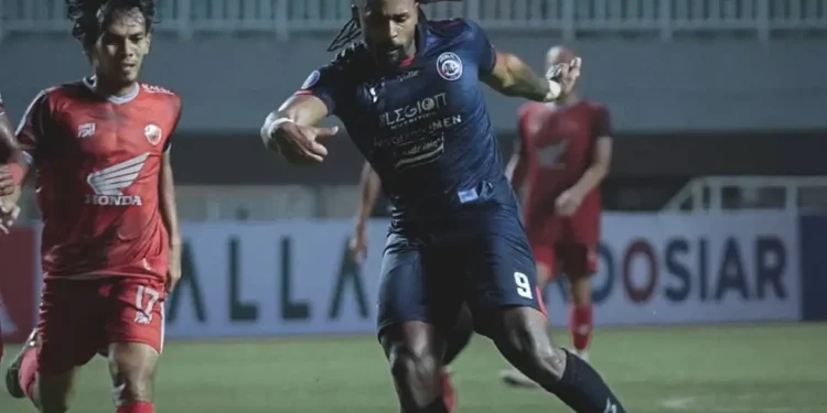 Eduardo Fortes saat mendribble bola. Foto: Instagram @aremafcofficial