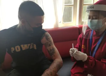 diego - Diego Michiels Jalani Vaksinasi COVID-19 Dosis Kedua di RSIA Mawar