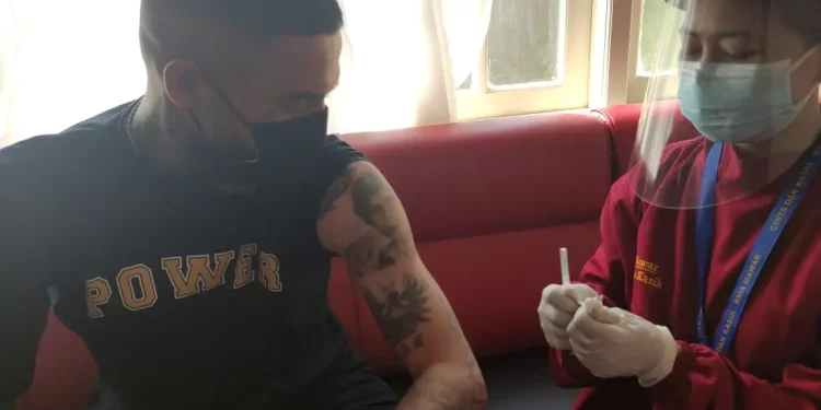 diego - Diego Michiels Jalani Vaksinasi COVID-19 Dosis Kedua di RSIA Mawar