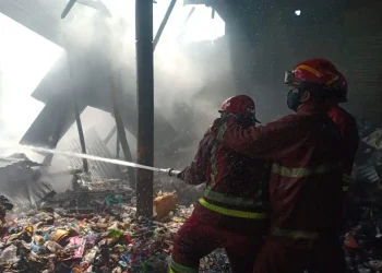 gudang - Gudang Rongsokan di Bumiayu Dilahap Si Jago Merah