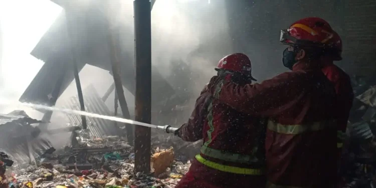 gudang - Gudang Rongsokan di Bumiayu Dilahap Si Jago Merah