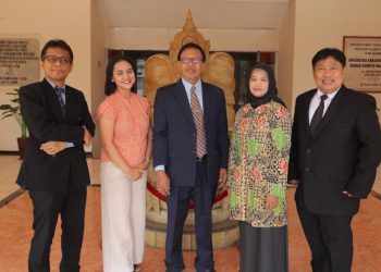 Direktur Pascasarjana Unikama, Dr I Wayan Legawa MSi (tengah), saat di Malaysia. Foto: dok
