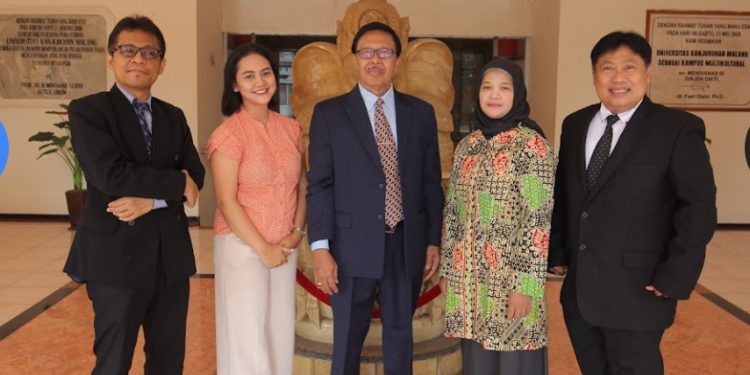 Direktur Pascasarjana Unikama, Dr I Wayan Legawa MSi (tengah), saat di Malaysia. Foto: dok