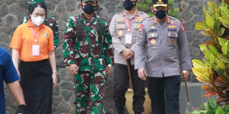 Panglima TNI, Marsekal Hadi Tjahjanto dan Kapolri, Jenderal Polisi Listyo Sigit Prabowo melakukan pengecekan vaksinasi COVID-19. Foto: Rizal Adhi