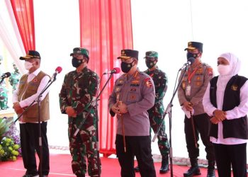 Dari kiri: Ketua BNPB, Panglima TNI, Kapolri, dan Gubernur Jawa Timur. Foto: Polda Jatim