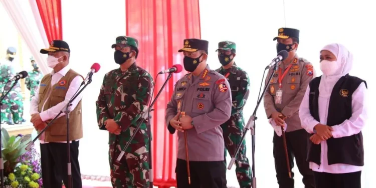 Dari kiri: Ketua BNPB, Panglima TNI, Kapolri, dan Gubernur Jawa Timur. Foto: Polda Jatim