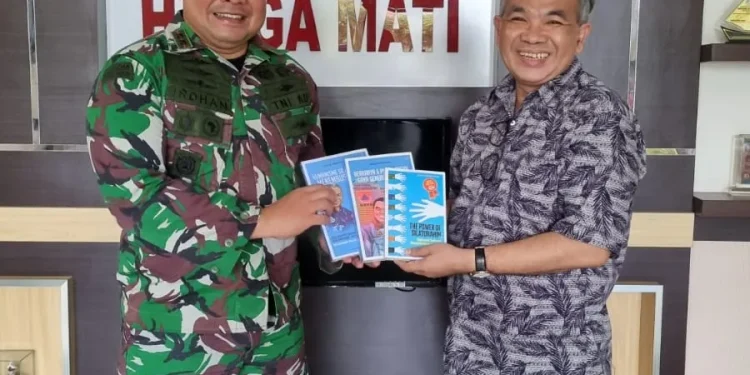 Pakar Komunikasi dan Motivator Nasional Dr Aqua Dwipayana menyerahkan buku "super best seller" Trilogi The Power of Silaturahim kepada Dandim 0320/Dumai Letkol Inf Irdhan. Foto: dok
