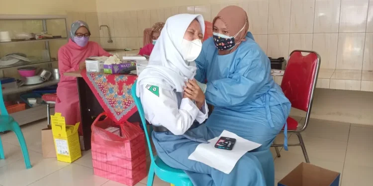 siswa - 500 Siswa SMAN 1 Pagak Mendapat Vaksin COVID-19 Dosis Pertama