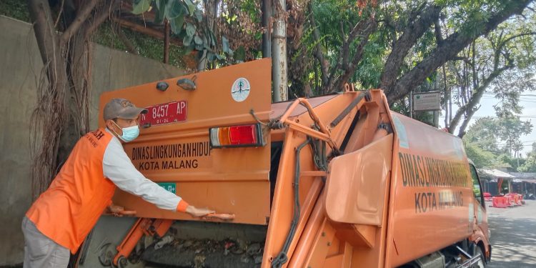 Truk Compactor pengangkut sampah milik DLH Kota Malang. Foto: M Sholeh