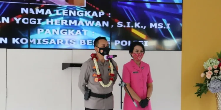 Kapolres Batu, AKBP I Nyoman Yogi Hermawan (kiri). Foto: Humas Polres Batu