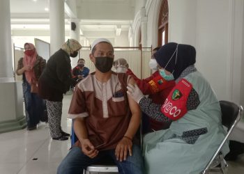 Peserta vaksinasi COVID-19 di Masjid Jami Kota Malang. Foto: M Sholeh