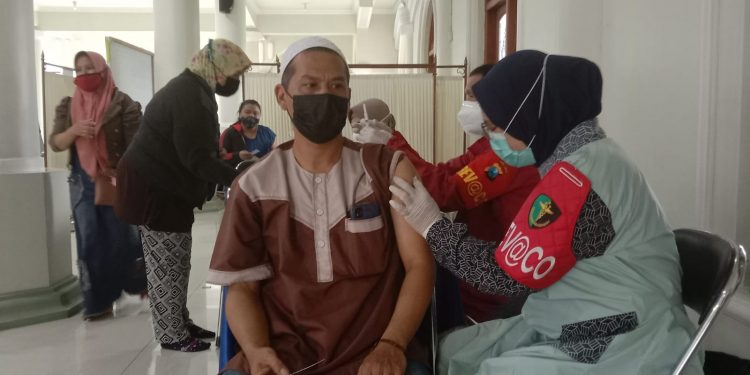 Peserta vaksinasi COVID-19 di Masjid Jami Kota Malang. Foto: M Sholeh