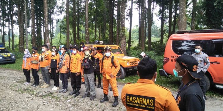 Tim SAR gabungan melakukan penyisiran hutan untuk menemukan Samin (70), warga Ngantang yang hilang sejak Selasa (14/9/2021) di Hutan Cungkup. Foto: istimewa