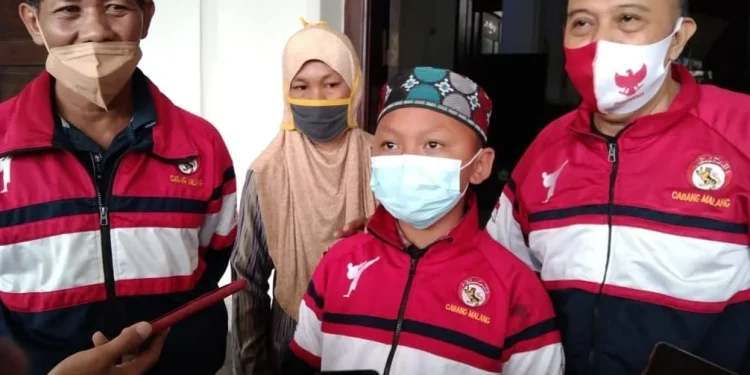 Aditya Syaiful Anam bersama ibunya, Sulastri, dan pelatih saat berada di Balai Kota Malang. Foto: M Sholeh