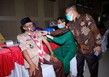 Wakil Wali Kota Batu, Punjul Santoso meninjau pelaksanaan vaksinasi untuk lansia oleh Gerakan Pramuka Kwarcab Kota Batu di Balai Kota Among Tani, pada Kamis (16/9/2021). Foto: Ulul Azmy