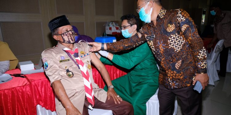 Wakil Wali Kota Batu, Punjul Santoso meninjau pelaksanaan vaksinasi untuk lansia oleh Gerakan Pramuka Kwarcab Kota Batu di Balai Kota Among Tani, pada Kamis (16/9/2021). Foto: Ulul Azmy