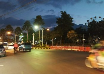 Tampak lampu PJU di kawasan Alun-alun Kota Batu sudah mulai kembali menyala, pada Kamis (16/9/2021) petang. Foto: Ulul Azmy
