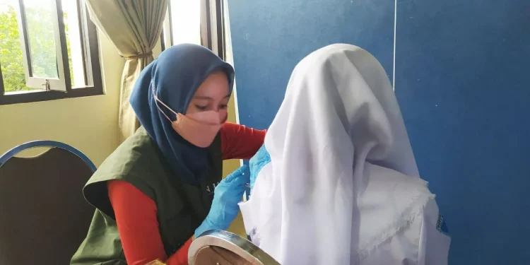Salah seorang pelajar di Kota Batu mendapatkan vaksin COVID-19. Foto: Ulul Azmy