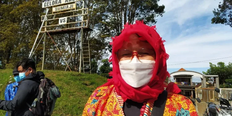 Anggota perwakilan Kemenpora saat melakukan survei di Stadion Gelora Arjuno Bumiaji Kota Batu, pada Jumat (17/9/2021). Nantinya, stadion ini dijadikan stadion alternatif sementara hingga pembangunan Pasar Besar Batu selesai. Foto: Ulul Azmy