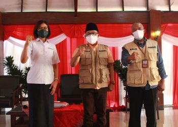 Wali Kota Malang, Drs H Sutiaji (tengah) bersama Sekda Kota Malang, Erik Setyo Santoso (kanan) dan Kepala BPJS Kesehatan Kota Malang, Dina Diana Permata (kiri). Foto: dok