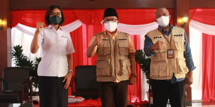 Wali Kota Malang, Drs H Sutiaji (tengah) bersama Sekda Kota Malang, Erik Setyo Santoso (kanan) dan Kepala BPJS Kesehatan Kota Malang, Dina Diana Permata (kiri). Foto: dok