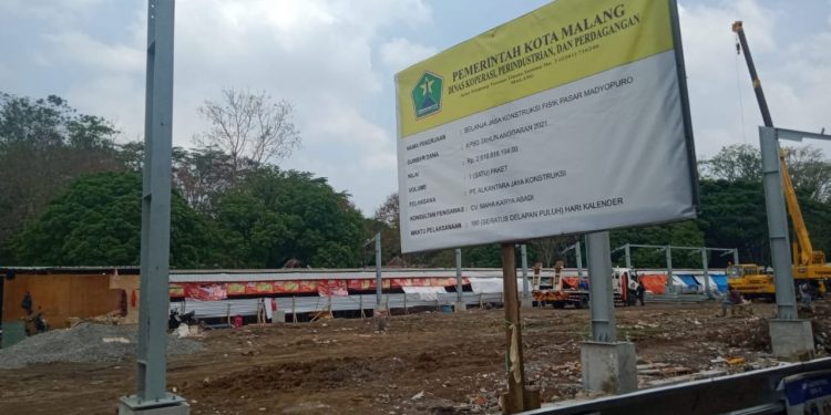 Proses pengerjaan revitalisasi Pasar Madyopuro Kota Malang. Foto: M Sholeh
