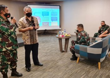 Kepala Seksi Senjata Lanud Sutan Syahrir, Mayor Tek Mulyata mendapat hadiah dari Dr Aqua Dwipayana untuk jalan-jalan ke Bali bersama istrinya. Foto: dok