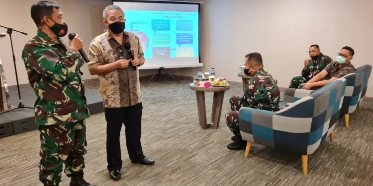 Kepala Seksi Senjata Lanud Sutan Syahrir, Mayor Tek Mulyata mendapat hadiah dari Dr Aqua Dwipayana untuk jalan-jalan ke Bali bersama istrinya. Foto: dok