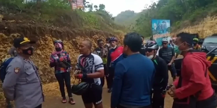 Rombongan gowes dari Pemkot Malang tampak memberikan penjelasan kepada pihak kepolisian. Foto: istimewa