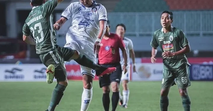 Pemain Arema FC saat bertanding dengan PSS Sleman