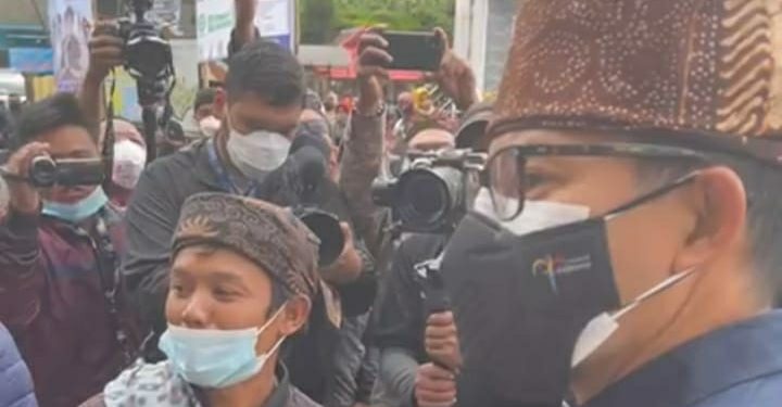 Yudi, warga Desa Ranupani, Kecamatan Senduro, Kabupaten Lumajang, Jawa Timur, memberanikan  diri mencegat Menparekraf, Sandiaga Uno, pada Minggu (19/9/2021). Foto: istimewa