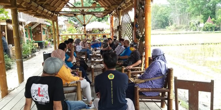 Forkom Pokdarwis Kota Malang berkoordinasi mempersiapkan pembukaan kampung tematik. Foto: dok